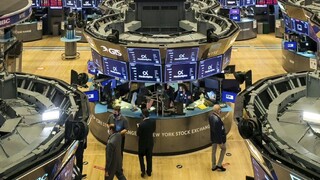 Svetové burzy boli vlani ako na hojdačke. Kto patrí k víťazom?