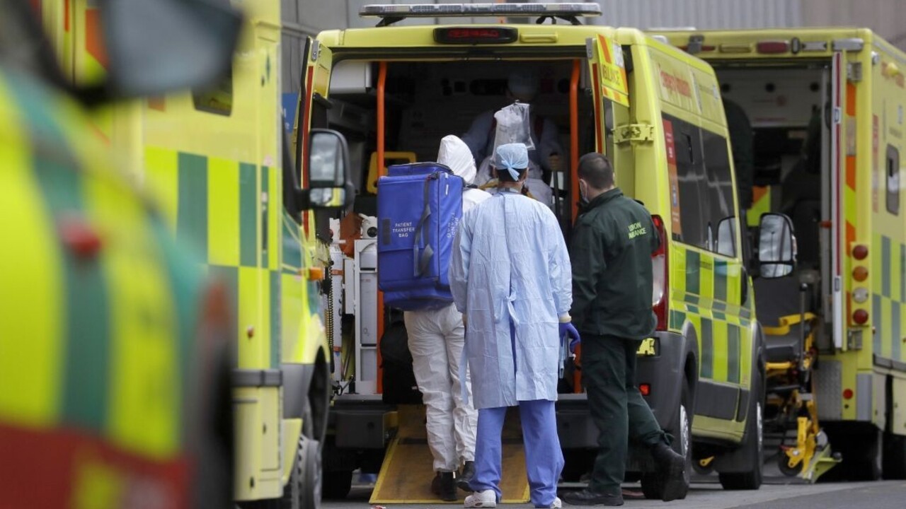 Za jeden deň pribudol rekordný počet obetí, Briti bojujú s mutáciou