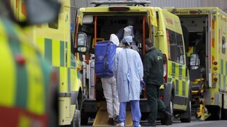 Za jeden deň pribudol rekordný počet obetí, Briti bojujú s mutáciou