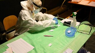 Vírus zabil ďalších sto pacientov, pribudli tisícky infikovaných