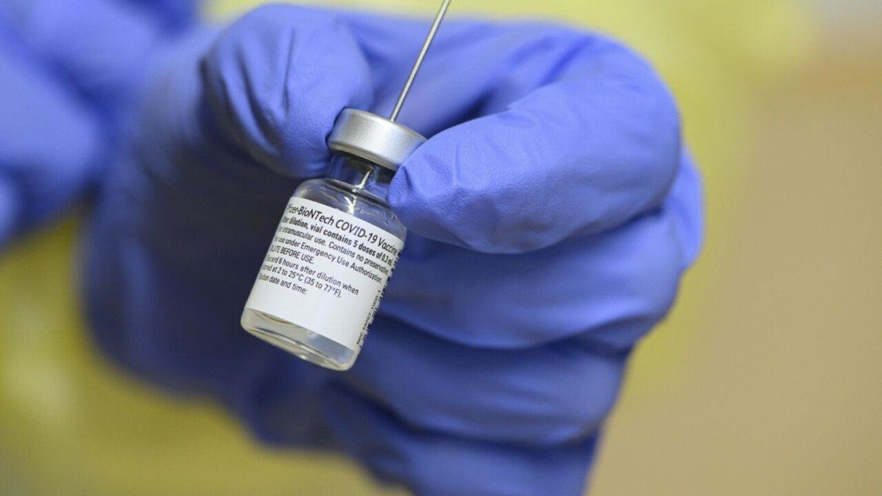 Zistili, či vakcína od Pfizeru zaberá aj na zmutovaný britský vírus
