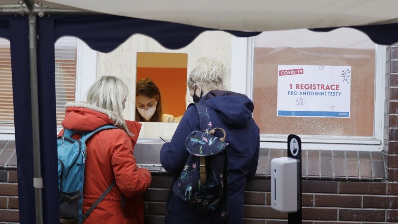 V ČR rastie reprodukčné číslo vírusu, nakazených je však menej