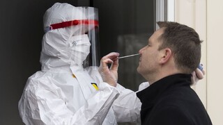 Malé obce si na testovanie netrúfajú, pomôžu väčšie samosprávy