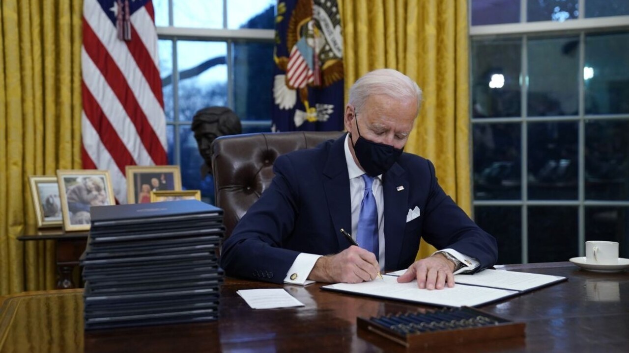 Biden chce napraviť Trumpovo zlyhanie. Noste rúška, vyzýva
