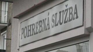 Pracovníci v pohrebníctvach sa obávajú nákazy, chcú prednostné očkovanie