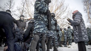 Rusko obmedzuje základné slobody. Zásahy polície odsúdili USA i EÚ