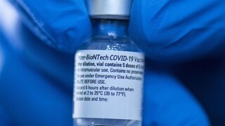 Dodávky vakcín sa spomalili. Zatlačíme na dodávateľov, tvrdí EÚ