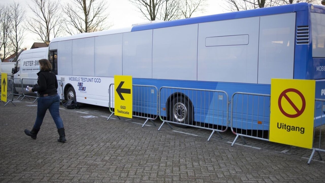 Mladíci podpálili testovacie miesto, na policajtov hádzali petardy