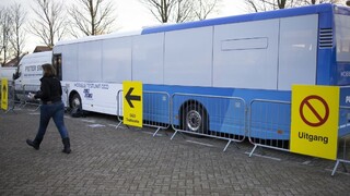 Mladíci podpálili testovacie miesto, na policajtov hádzali petardy