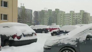 Bezplatné parkovanie končí, mestá bojujú proti preplneným sídliskám