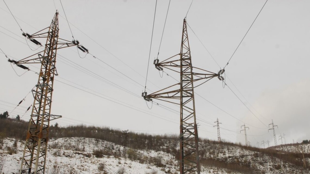 Počasie robí problémy, tisícky ľudí ostali bez elektriny