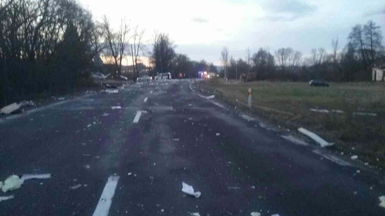 Na strednom Slovensku sa zrazili kamióny s autom, úsek uzavreli