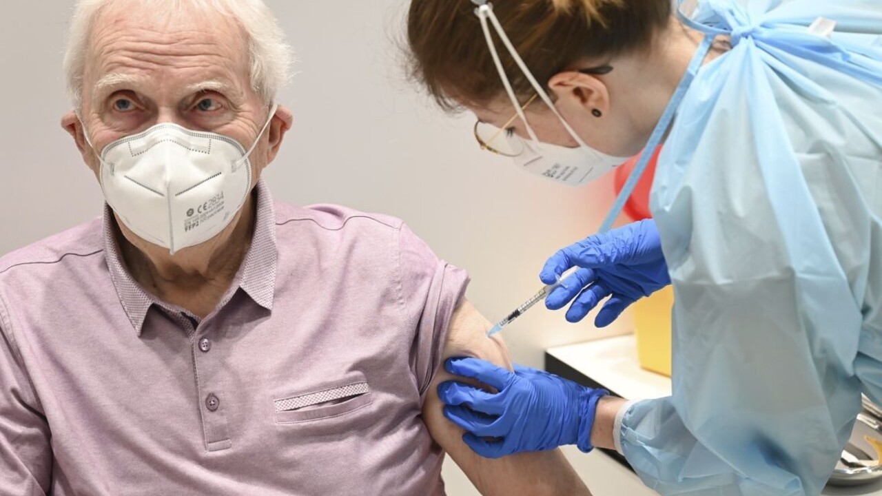 Najstarší seniori majú s očkovaním problémy, pomôže im charita