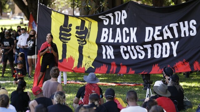 Protest miesto osláv. Ľudia sa zhromaždili na podporu Aborigénov