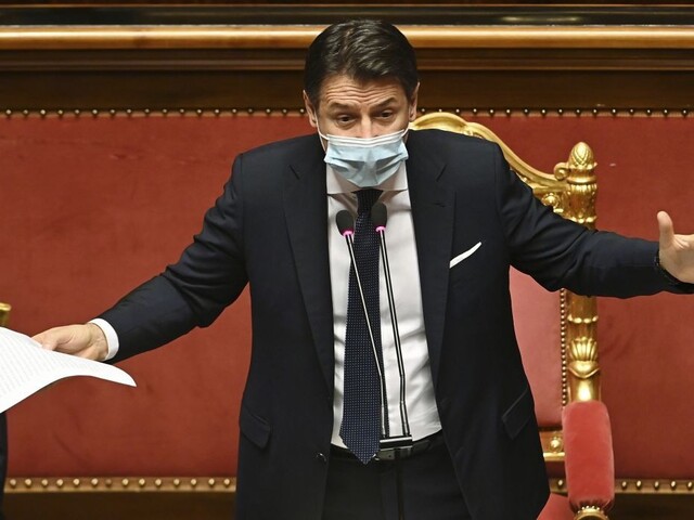 Premiér Conte zložil funkciu, Taliansko je v politickej kríze