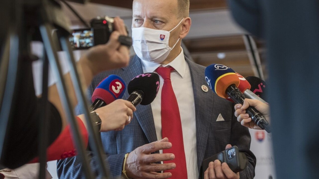 Poslednú schôdzu zvolali narýchlo, viacerí poslanci ju nestihli