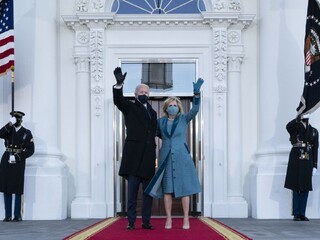 Bidenova inaugurácia pritiahla viac divákov, Obamu neprekonal