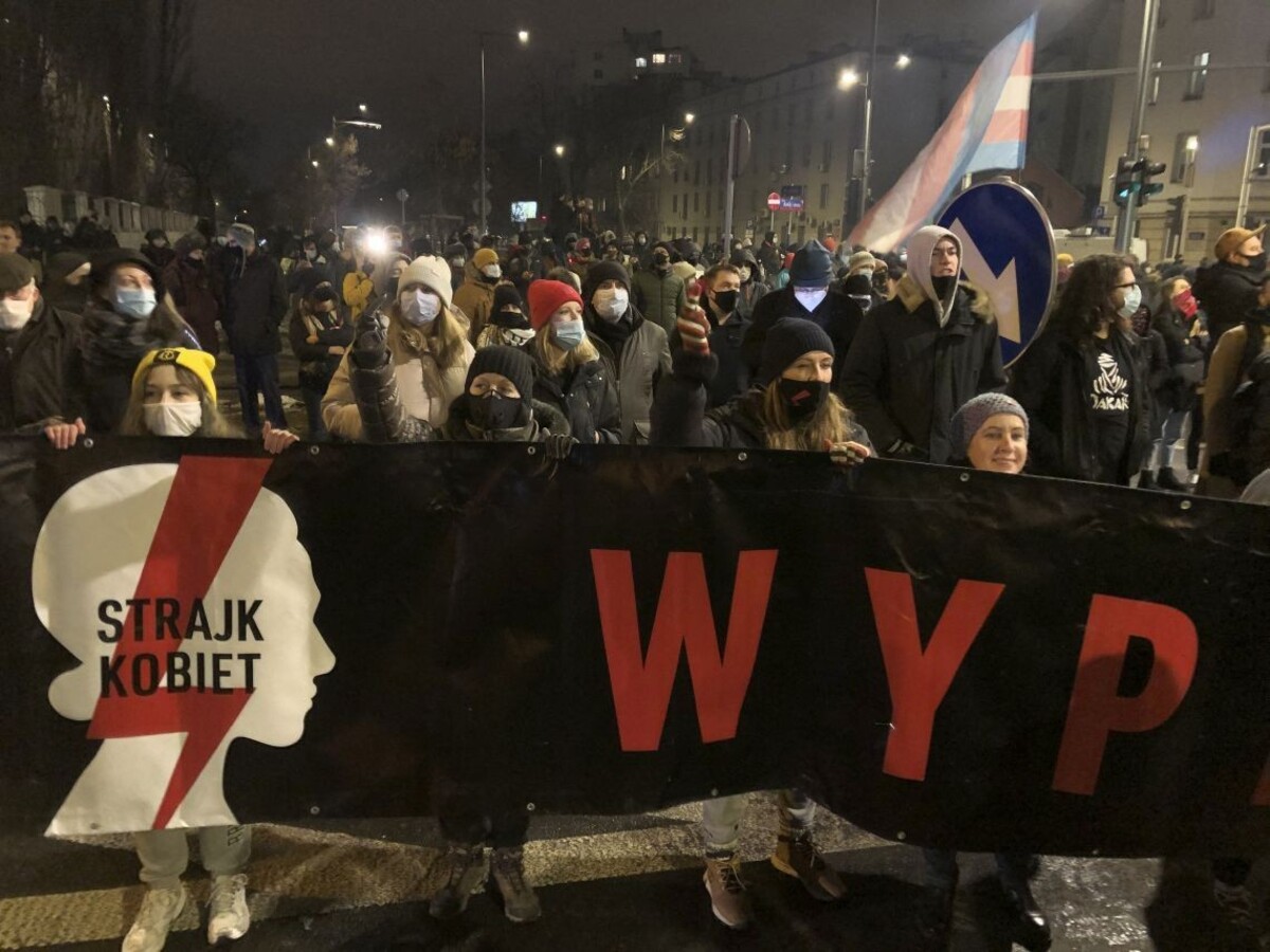 Chcú takmer úplne zakázať interrupcie, ľudia vyšli do ulíc
