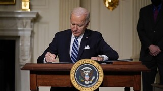 Biden zakázal nové ropné vrty, urgentne chce riešiť klímu