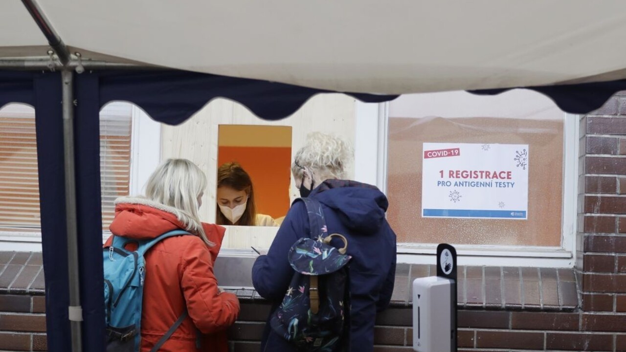 V Česku stúplo reprodukčné číslo, nových prípadov sú tisíce