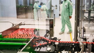 AstraZeneca pošle EÚ menej vakcín. Dávky neprerušia, tvrdí Británia