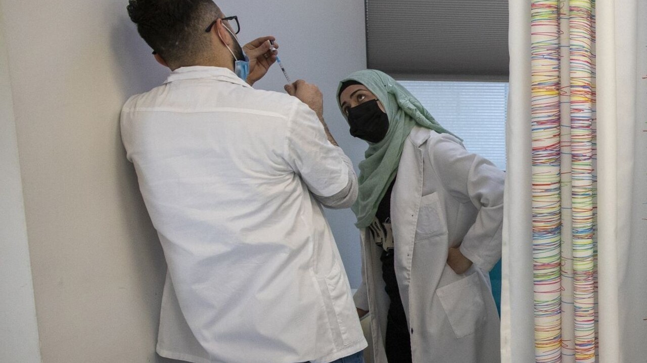 Izrael začne očkovať tridsiatnikov, prví prídu na rad už v piatok