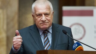 Klaus dostal pokutu za rúško. Tvrdí, že je to politický akt