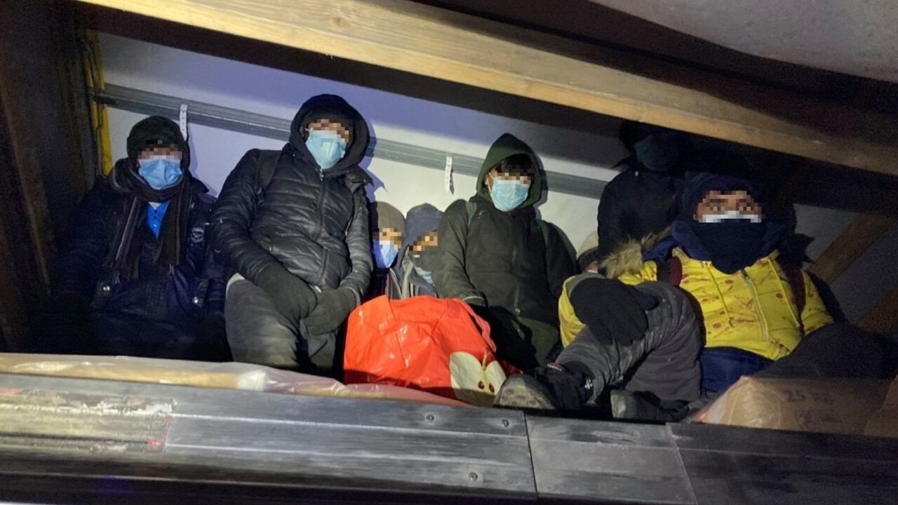 Uzimení a unavení. Policajti našli v kamióne ilegálnych migrantov