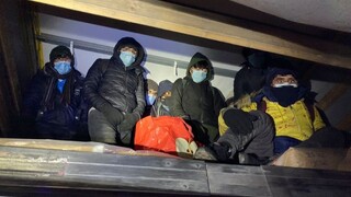 Uzimení a unavení. Policajti našli v kamióne ilegálnych migrantov