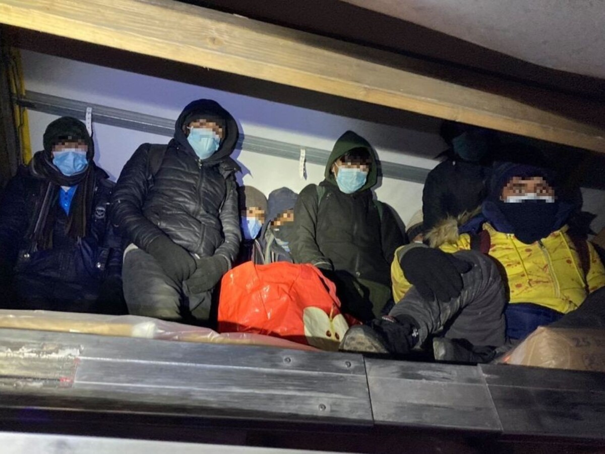 Uzimení a unavení. Policajti našli v kamióne ilegálnych migrantov