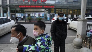 Experti stále skúmajú pôvod vírusu, v Číne počet prípadov klesá