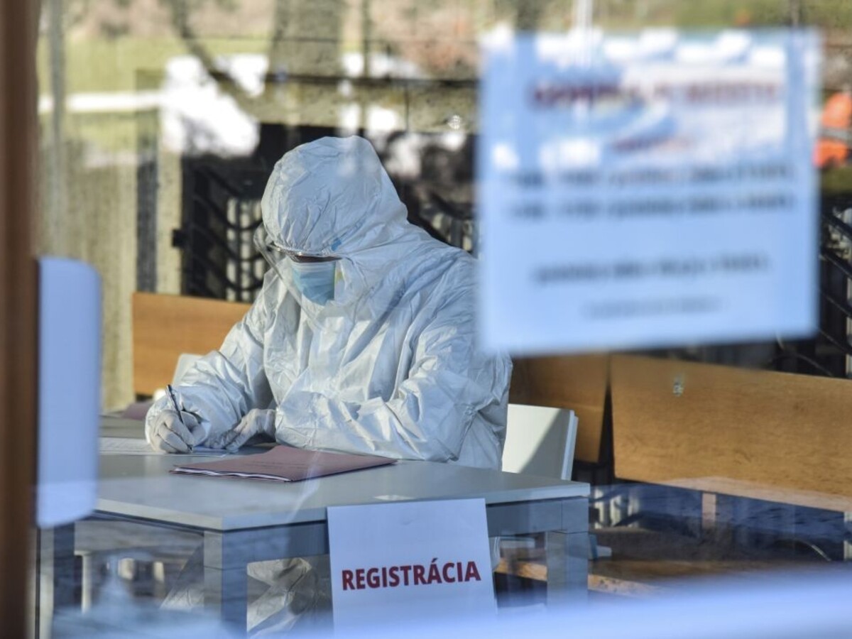 Tlak na nemocnice stúpa, hlásia nový rekord. Pribudli aj obete