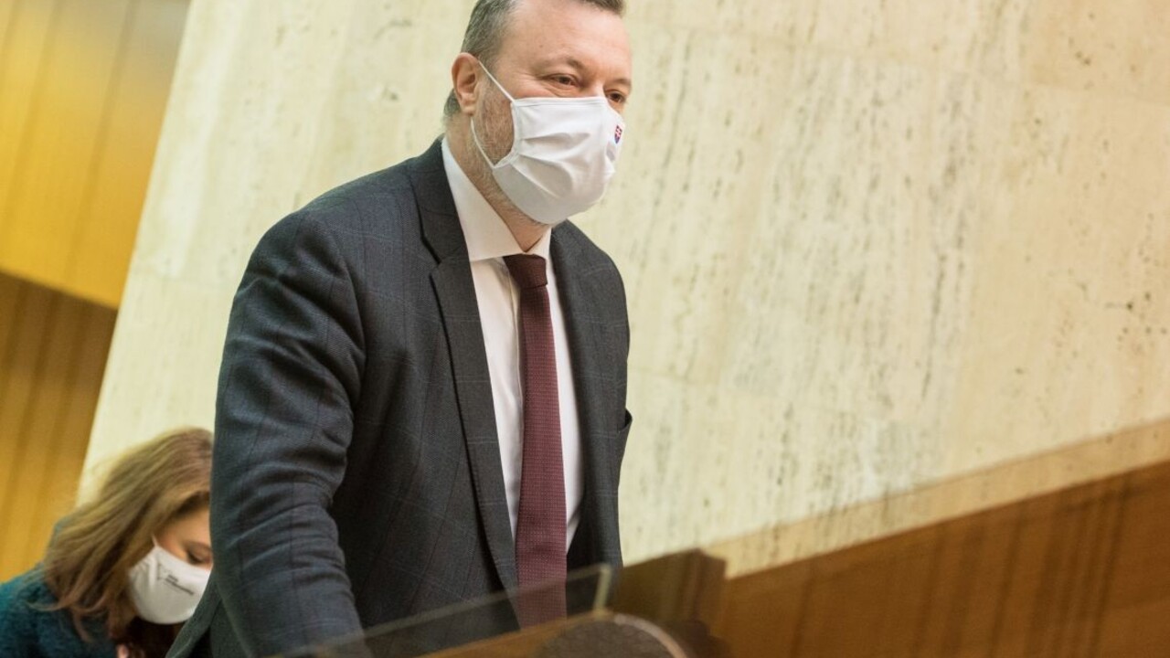 Minister Krajniak: Budeme kontrolovať, či ľudia pracujú z domu