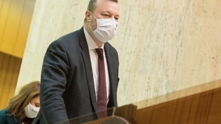 Minister Krajniak: Budeme kontrolovať, či ľudia pracujú z domu