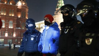 Navaľného odsúdenie vyvolalo nepokoje, zatýkali jeho stúpencov