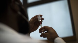 AstraZeneca dohodu nedodrží, na Slovensko príde menej vakcín