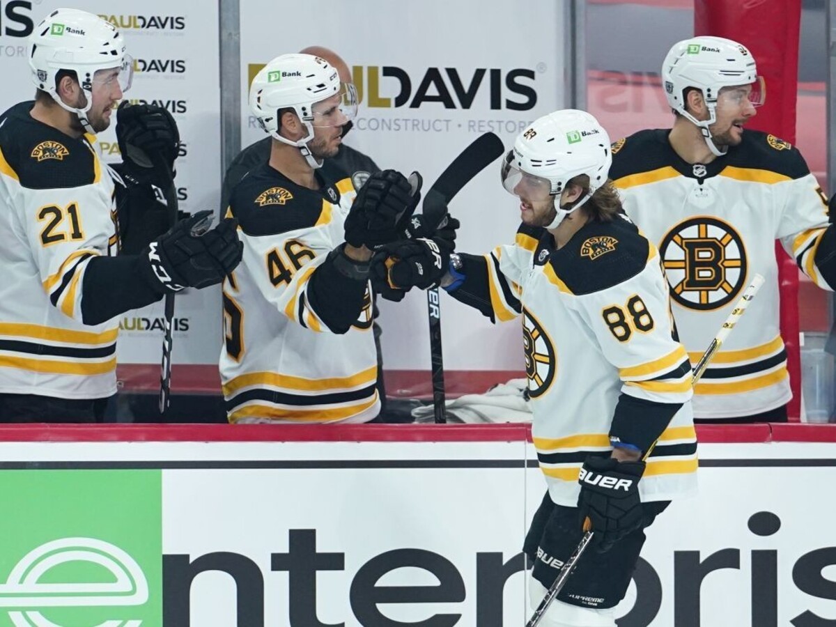 NHL: Černákovmu klubu sa darí, Pastrňák si pripísal hetrik