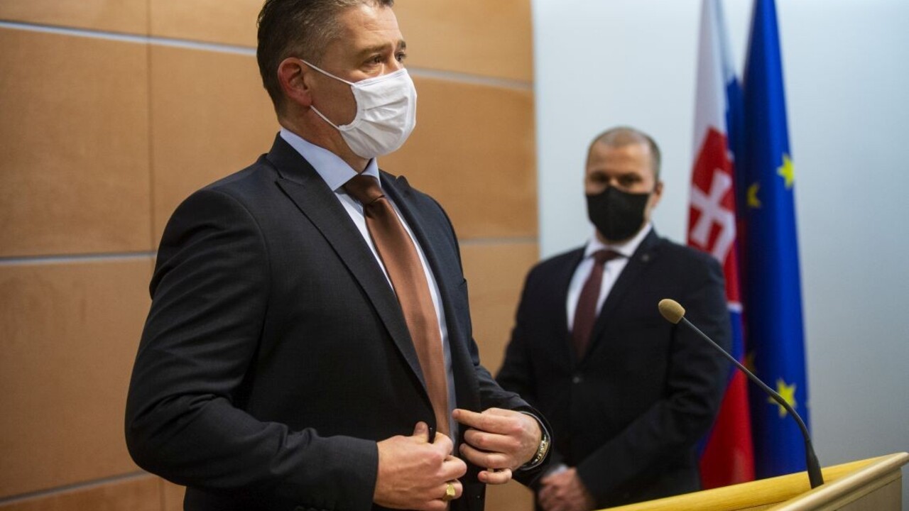 Do karantény musel po šéfovi polície aj minister Mikulec