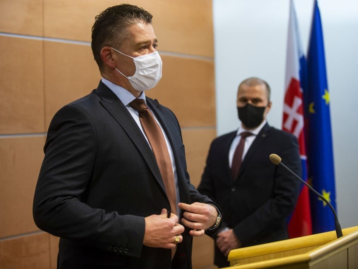 Do karantény musel po šéfovi polície aj minister Mikulec