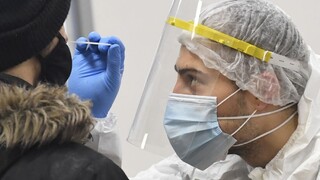 Vírus si už vyžiadal takmer päťtisíc obetí, pribudli ďalší nakazení