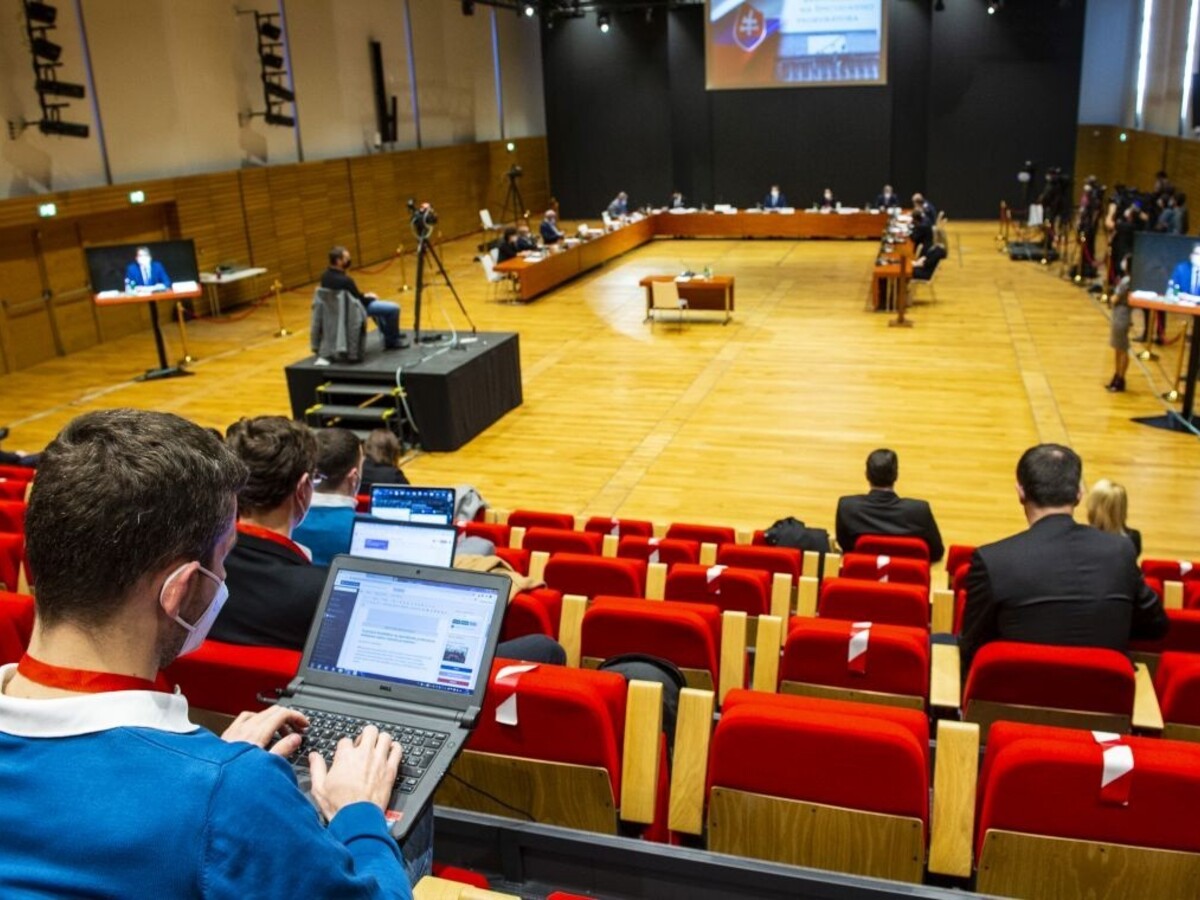 SaS si vyberá favorita na špeciálneho prokurátora, v hre sú dve mená