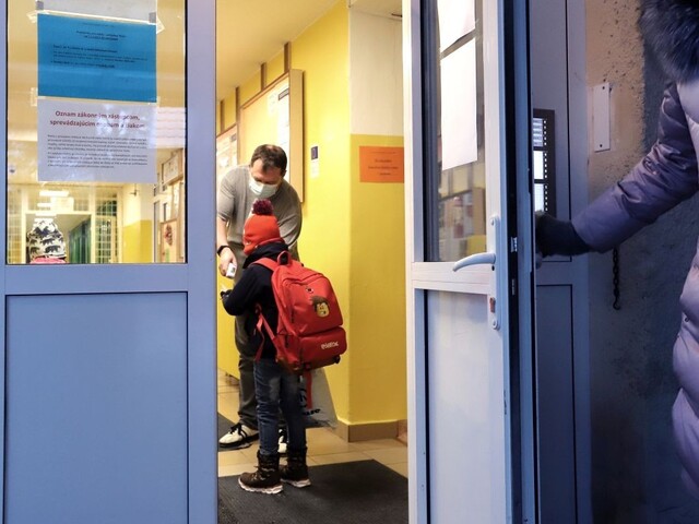 Otváranie škôl sprevádza chaos, samosprávy sú netrpezlivé