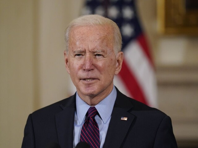 Trump by nemal mať prístup k tajným dokumentom, tvrdí Biden