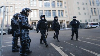 Centrum Petrohradu je uzavreté, prehľadávajú byty aktivistov