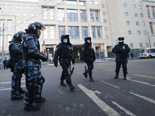 Centrum Petrohradu je uzavreté, prehľadávajú byty aktivistov
