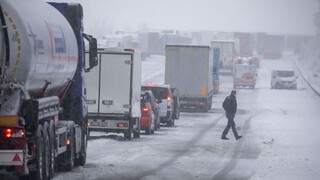 Nemecko zasiahlo silné sneženie, vlakové spoje sú zrušené