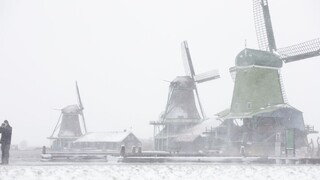 Západnú Európu sužuje sneženie, dopravcovia rušia mnohé spoje