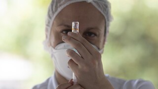 Po vakcíne proti koronavírusu mali zomrieť desiatky ľudí. Vysvetlenie je iné