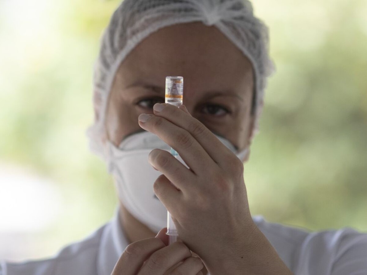 Po vakcíne proti koronavírusu mali zomrieť desiatky ľudí. Vysvetlenie je iné
