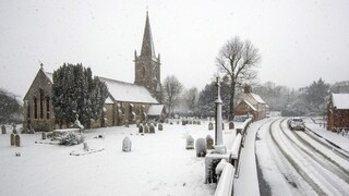 Európu ochromilo silné sneženie, na cestách sa tvoria dlhé kolóny